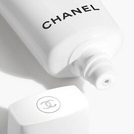 UV ESSENTIEL - Protección global antioxidante contra la contaminación SPF