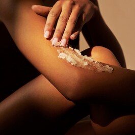 The Ritual of Karma Softening Body Scrub - Exfoliante con sal natural