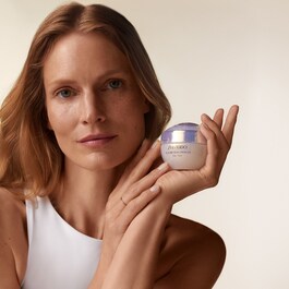 Future Solution LX - Crema de día protectora antiedad  SPF20