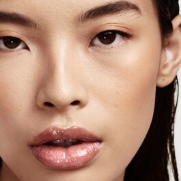 Gloss Bomb Heat - Iluminador y relleno de labios universal