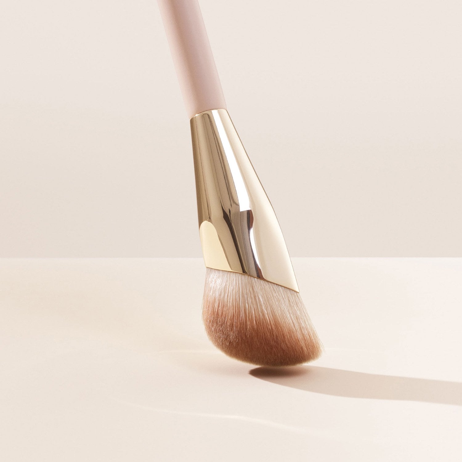 Liquid Touch Foundation Brush de Rare Beauty ≡ SEPHORA