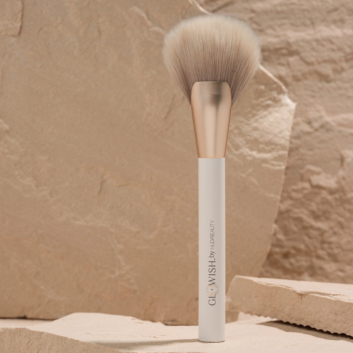 Glowish Tinted Moisturizer Brush Brocha para Base de Huda Beauty ≡